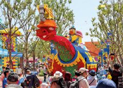 熱天無損熱情 上海LEGO樂園開幕旺 過山車一度排90分鐘 園方料今年240萬入場