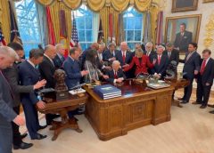 白宮「祈福現場」：特朗普邀一眾牧師為自己和美軍祈禱